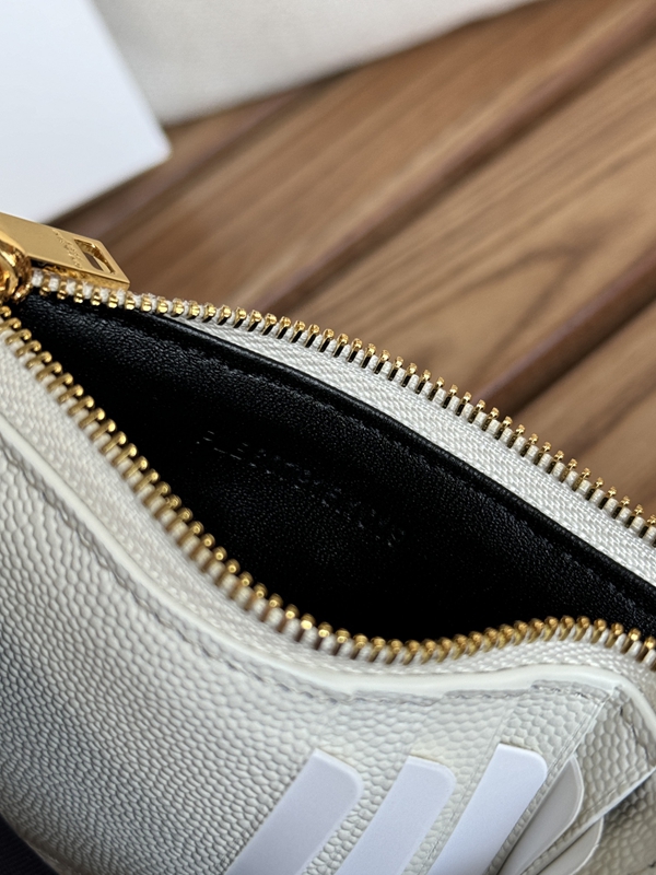 イヴサンローラン財布着用イメージ